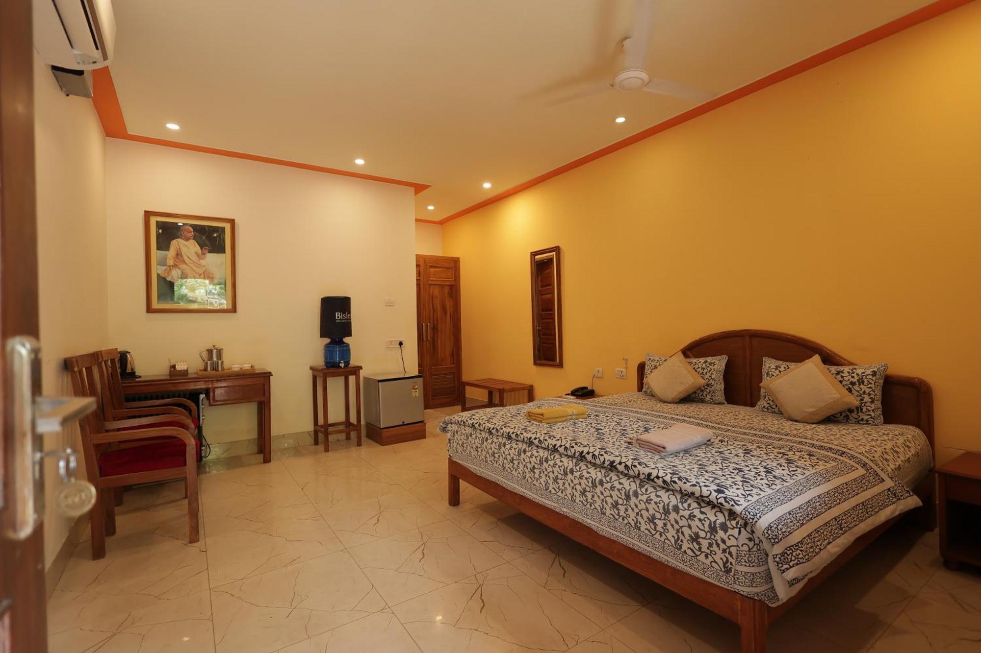 Mvt Guesthouse & Restaurant Vrindavan Luaran gambar