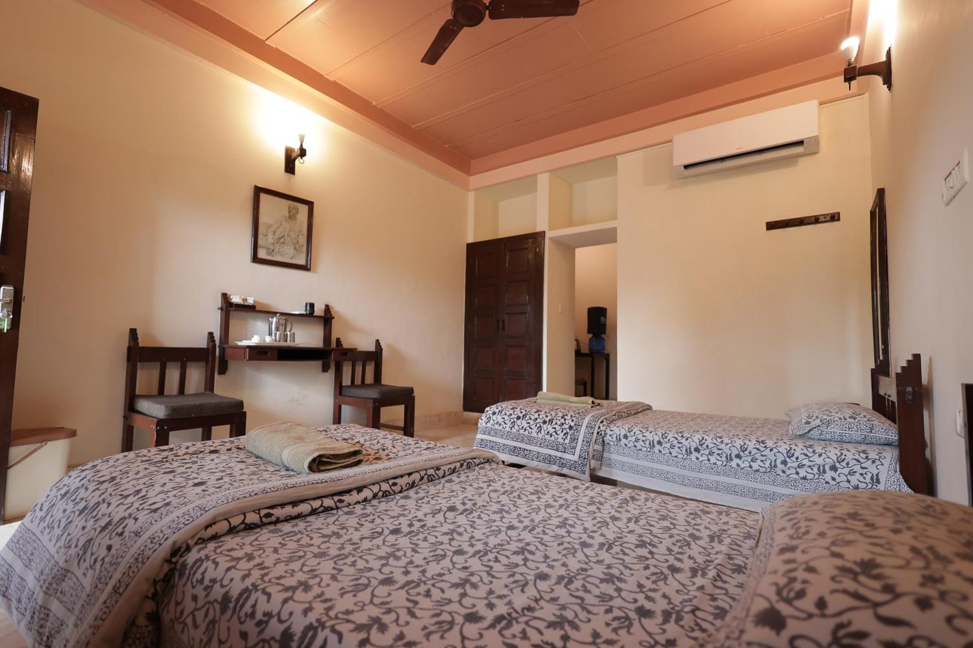 Mvt Guesthouse & Restaurant Vrindavan Luaran gambar