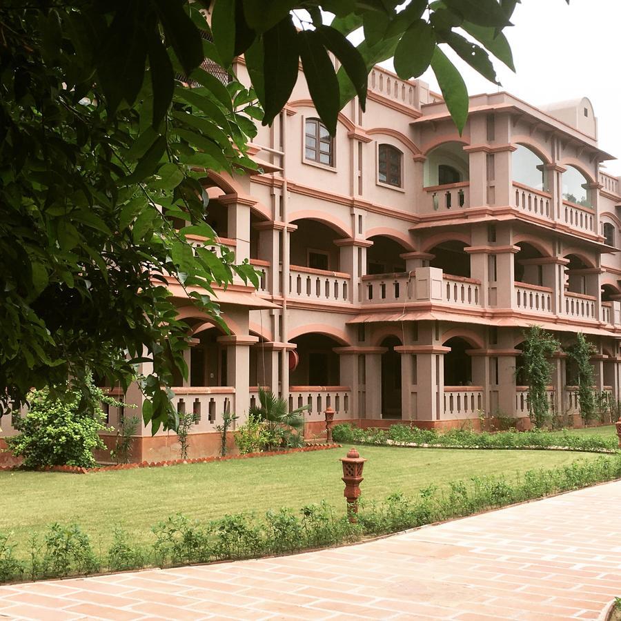 Mvt Guesthouse & Restaurant Vrindavan Luaran gambar
