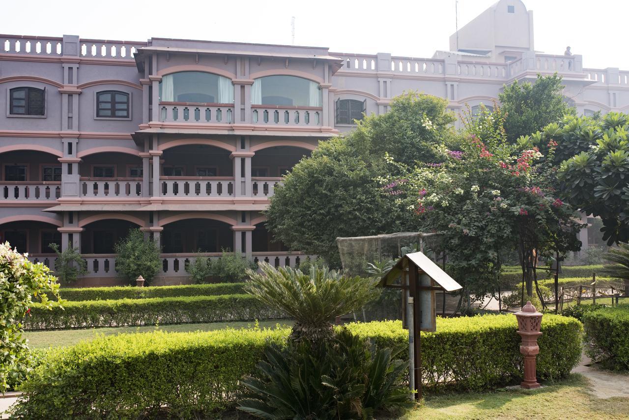 Mvt Guesthouse & Restaurant Vrindavan Luaran gambar