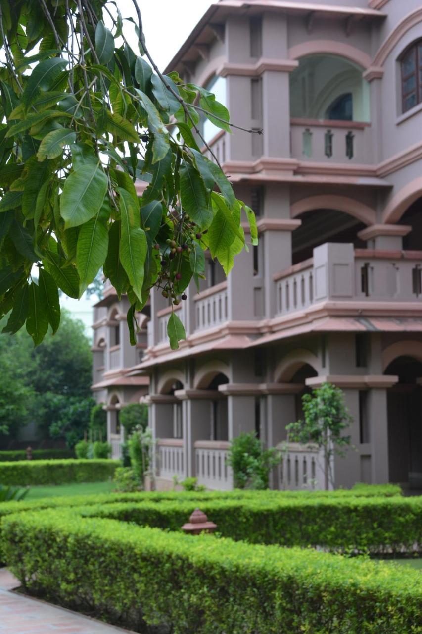 Mvt Guesthouse & Restaurant Vrindavan Luaran gambar