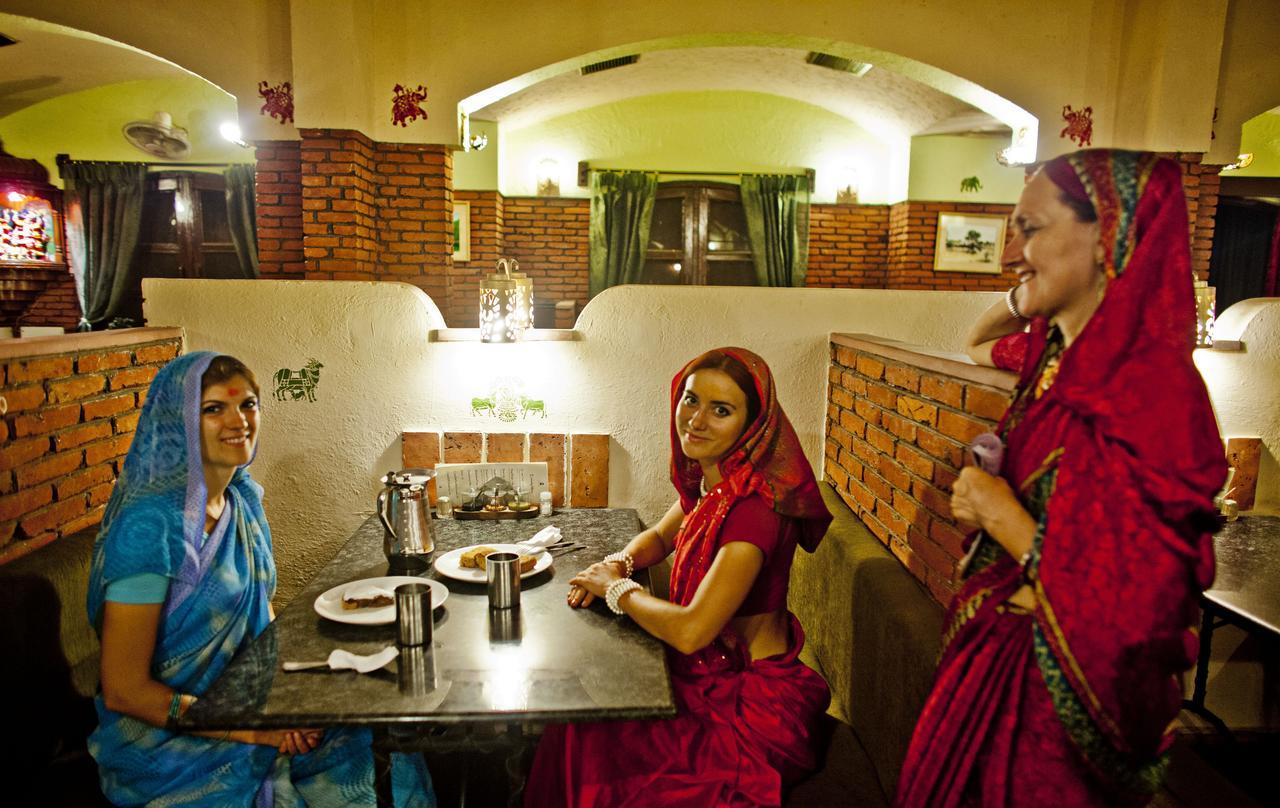 Mvt Guesthouse & Restaurant Vrindavan Luaran gambar